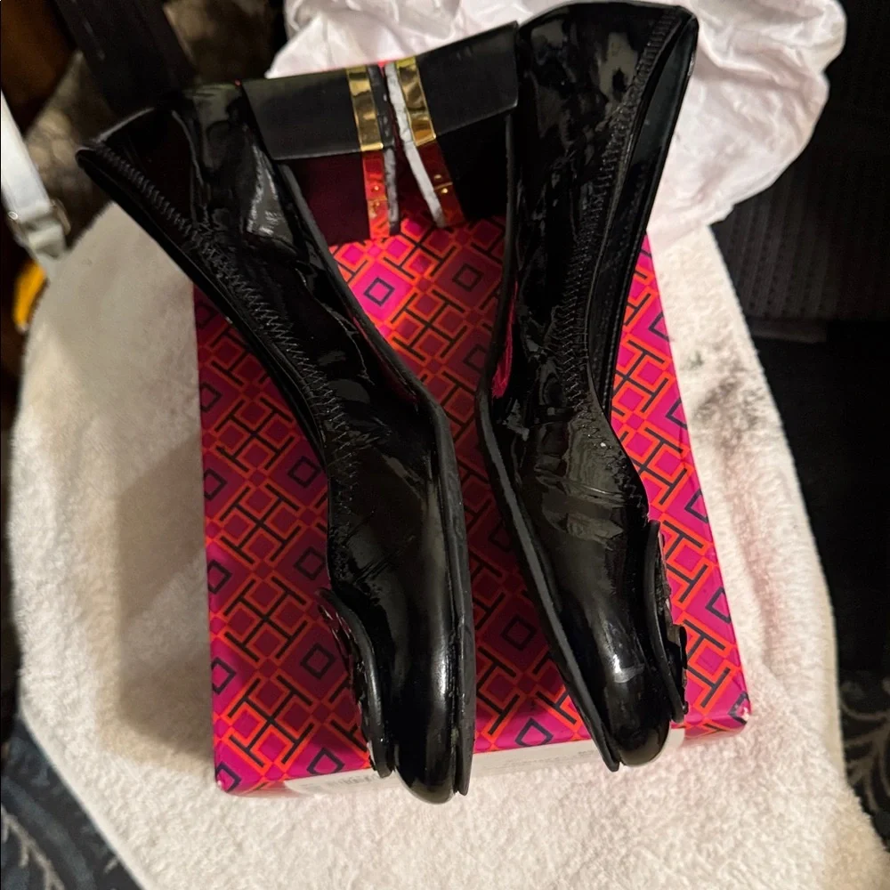 Tory Burch Black Patent Low Heel - Picture 4 of 6